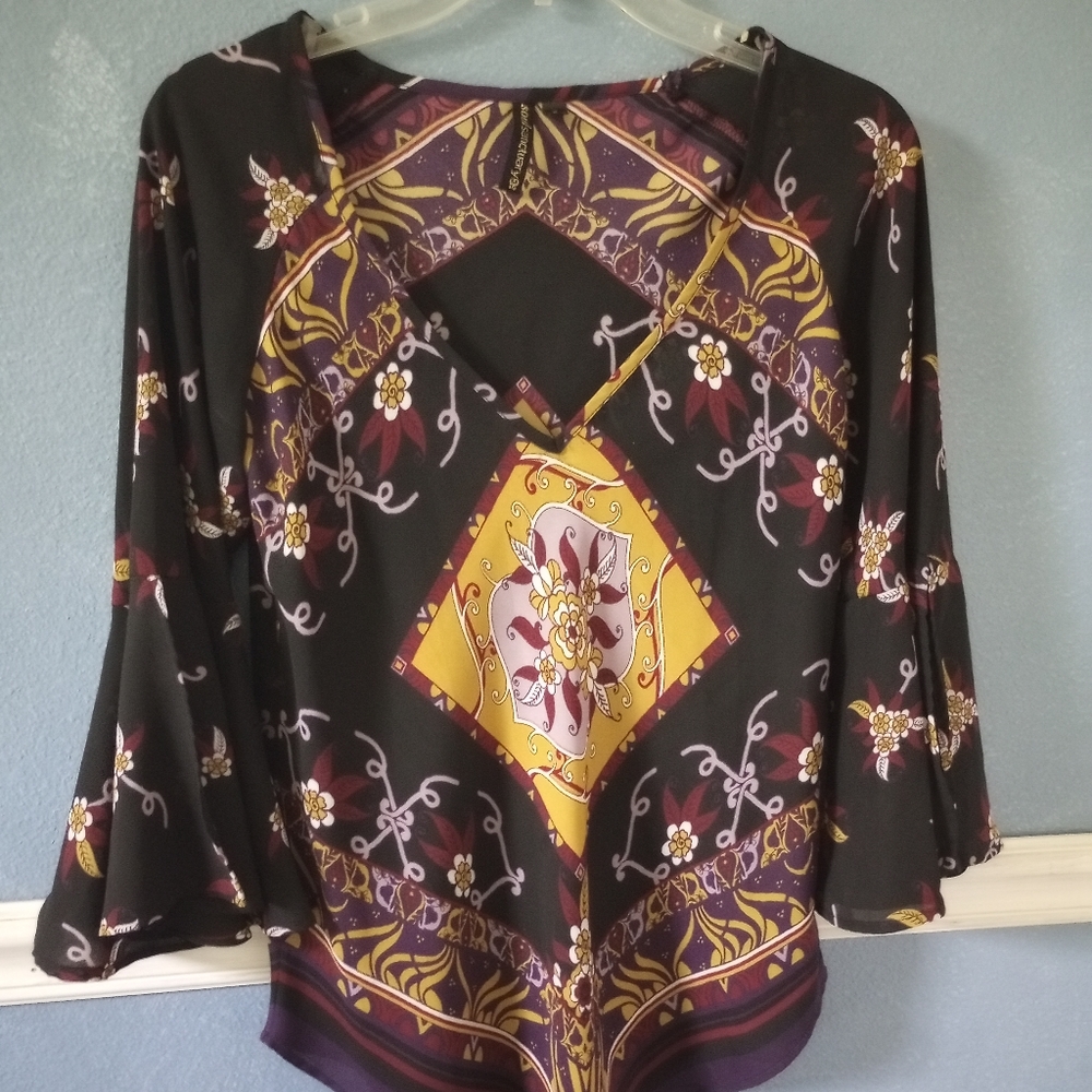 Soul Sanctuary Lady V-Neckline Top